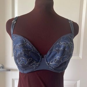 Chantelle Navy Lace Plunge Bra. Size 32 DDDD